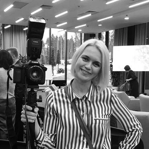 Елена Матвеичева с фотокамерой, архивное фото 2019 года